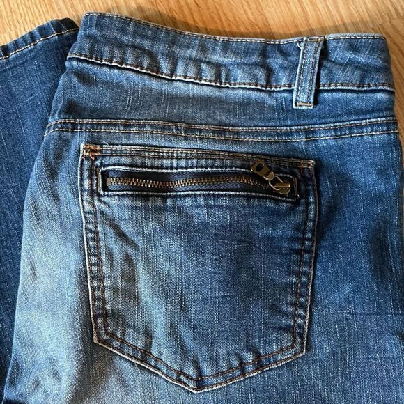 DownEast Womens denim jeans size 10
Back pockets zip
5” bottom hem
Pre-owned - Picture 6 of 8